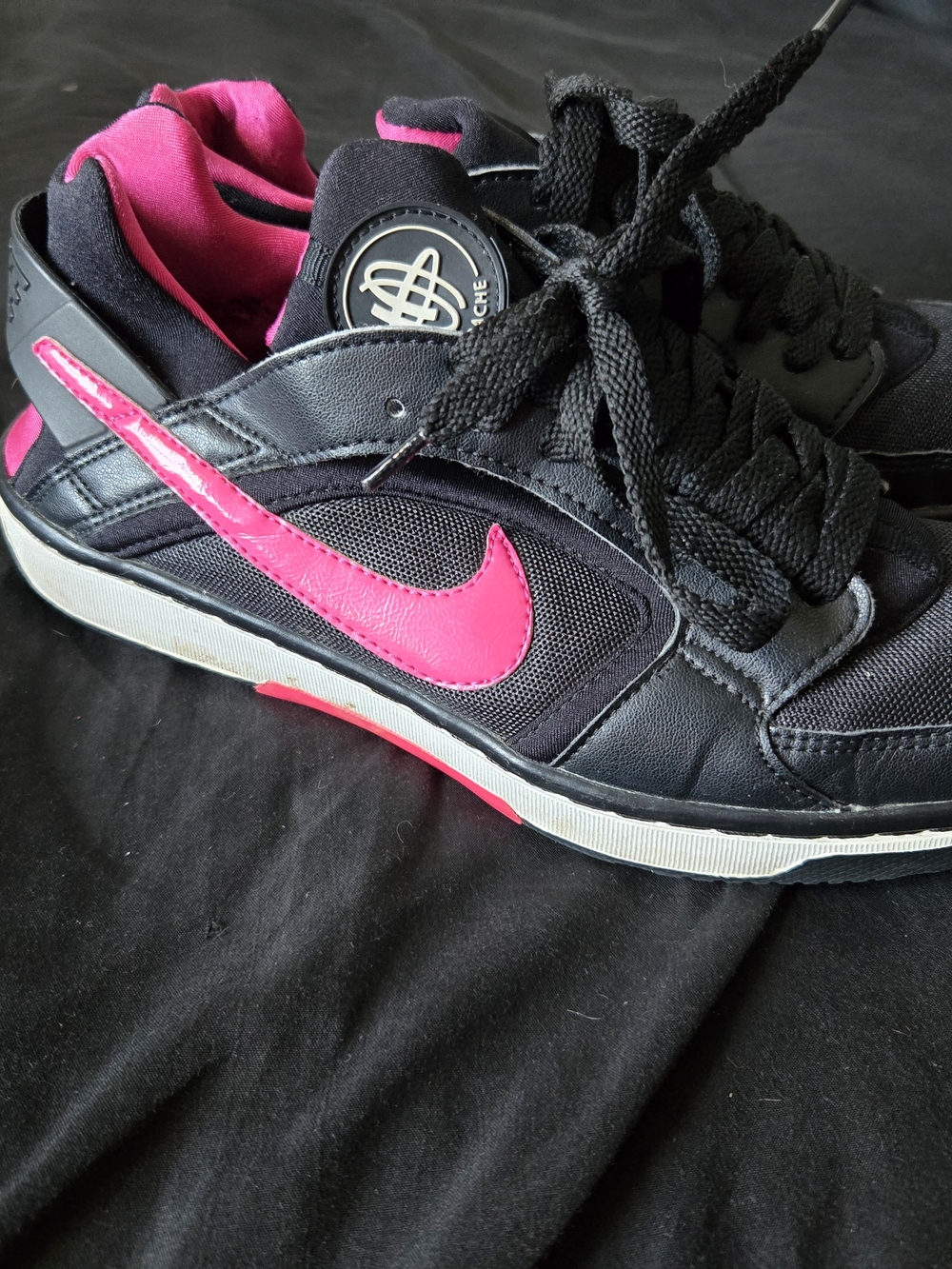 Black & Hot Pink Women's Vintafe Huarache Sneakers